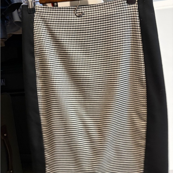White House Black Market Dresses & Skirts - White House Black Market Black and White Houndstooth Pencil Skirt